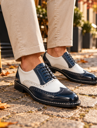Scarpe stringate uomo blu e bianche con punta ad ala lucida e lacci blu