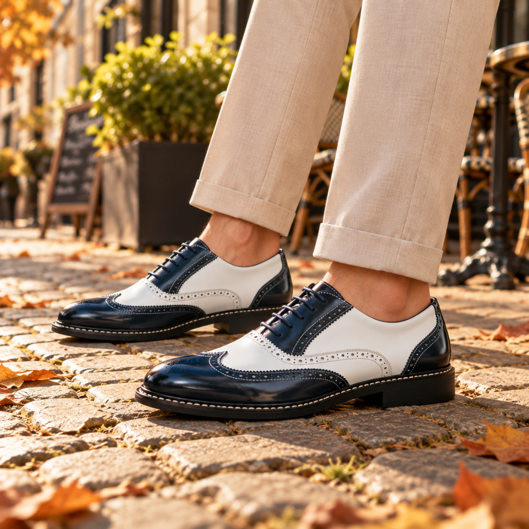 Stringate uomo blu bicolore con forature brogue e cucitura chiara a contrasto