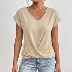 T-shirt beige con manica corta risvoltata e nodo che segna la vita