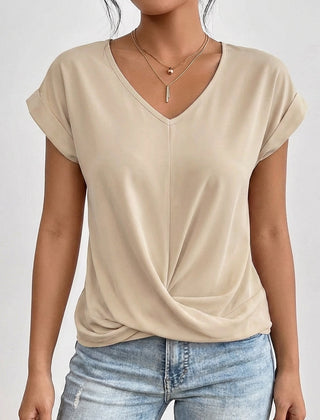 T-shirt beige con manica corta risvoltata e nodo che segna la vita