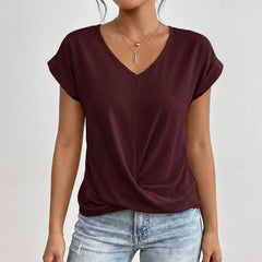 T-shirt bordeaux con scollo a V e pieghe annodate sul davanti, look casual