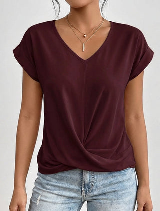T-shirt bordeaux con scollo a V e pieghe annodate sul davanti, look casual