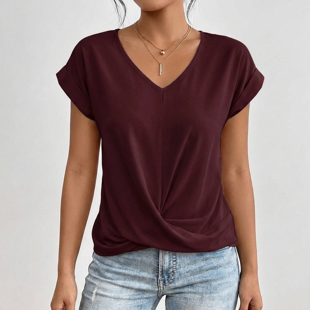 T-shirt bordeaux con scollo a V e pieghe annodate sul davanti, look casual