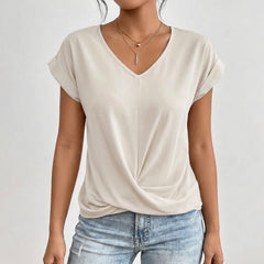 T-shirt color crema con scollo a V e drappeggio annodato, look casual chiaro