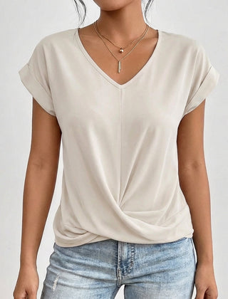 T-shirt color crema con scollo a V e drappeggio annodato, look casual chiaro