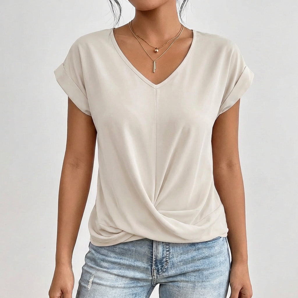 T-shirt color crema con scollo a V e drappeggio annodato, look casual chiaro