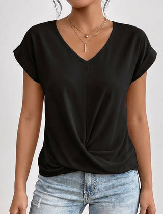 T-shirt nera scollo a V con maniche corte arrotolate e drappeggio annodato in vita
