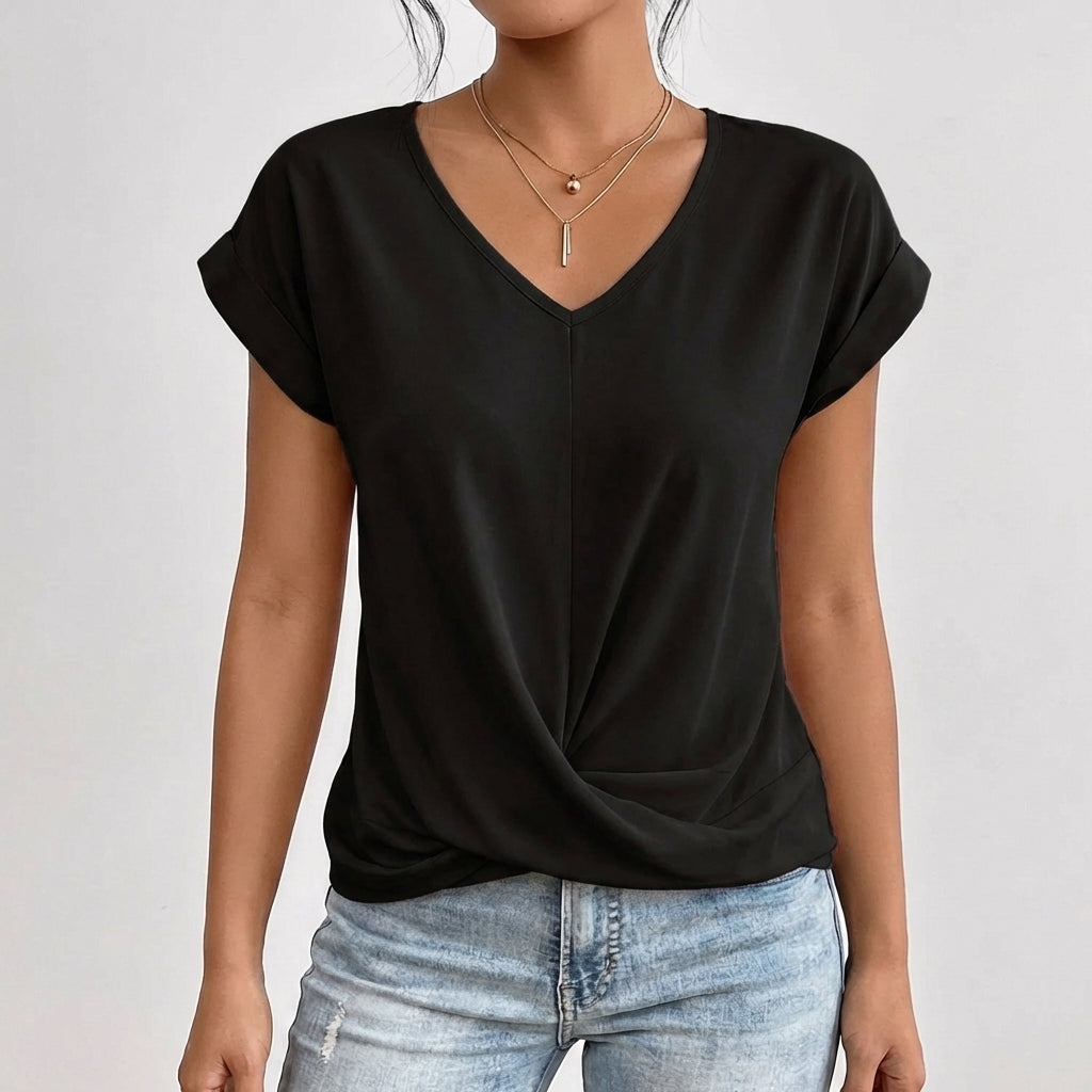 T-shirt nera scollo a V con maniche corte arrotolate e drappeggio annodato in vita