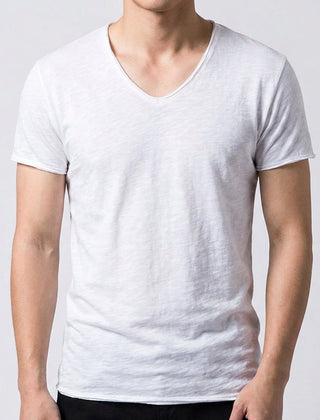 T-shirt uomo bianca con scollo a V e orli non rifiniti, look essenziale