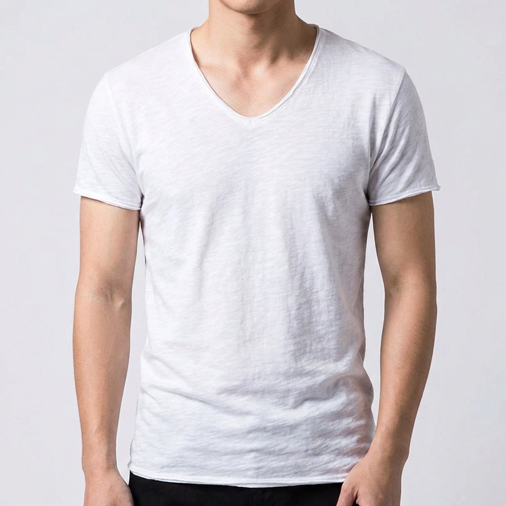 T-shirt uomo bianca con scollo a V e orli non rifiniti, look essenziale