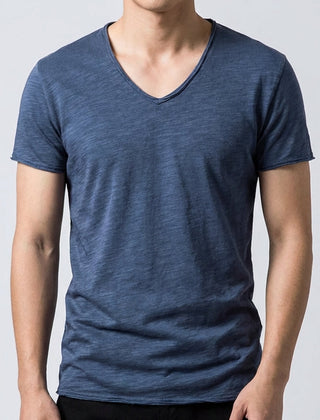 T-shirt uomo blu scuro sfumato, scollo a V e silhouette slim aderente