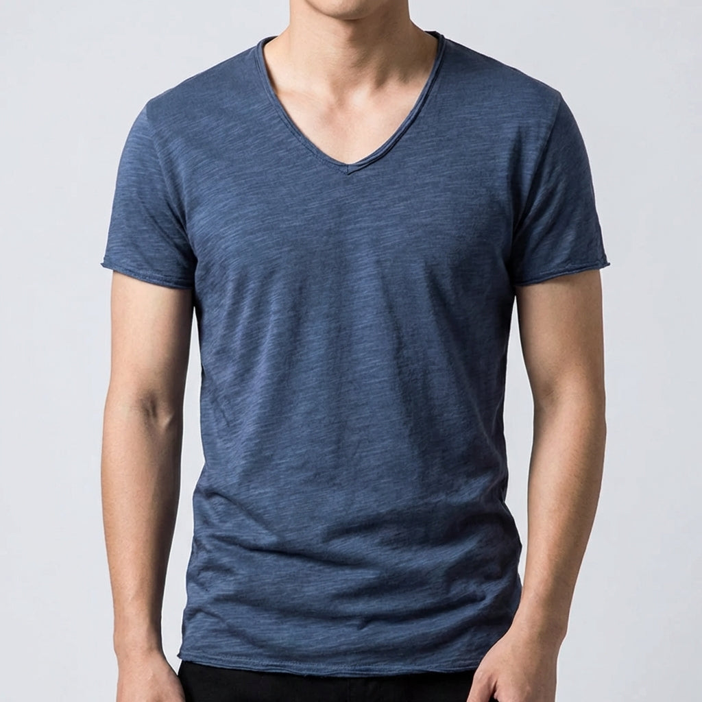 T-shirt uomo blu scuro sfumato, scollo a V e silhouette slim aderente