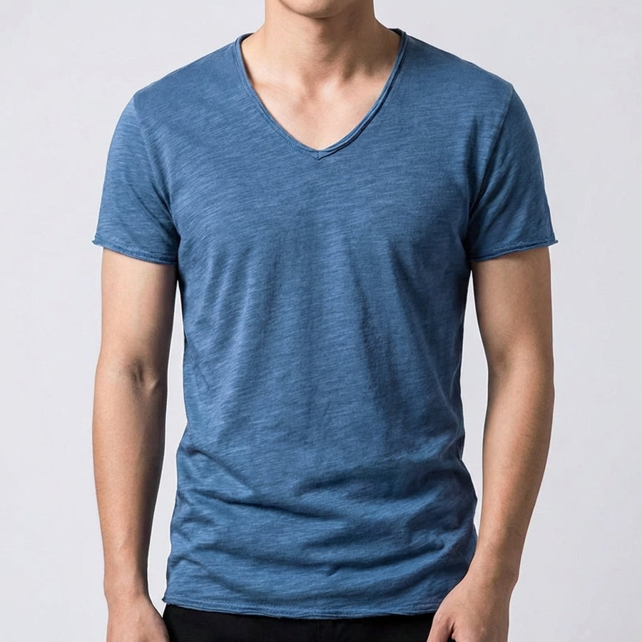 T-shirt uomo blu con scollo a V e bordi vivi sulle maniche corte