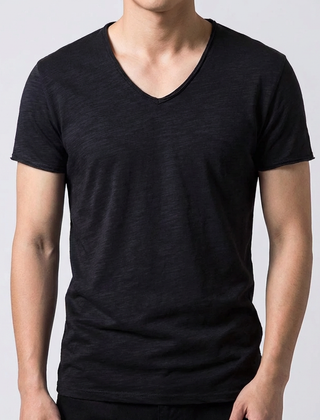 T-shirt uomo nera scollo a V, linea slim e fondo dritto senza stampe
