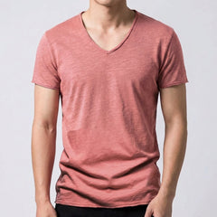 T-shirt uomo rosa antico con scollo a V profondo e superficie dall'aspetto vissuto