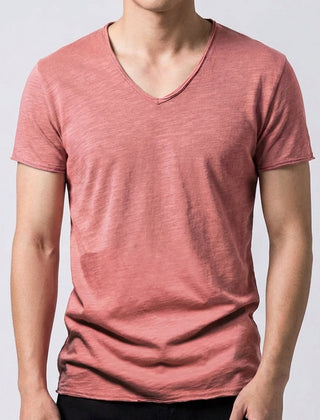 T-shirt uomo rosa antico con scollo a V profondo e superficie dall'aspetto vissuto