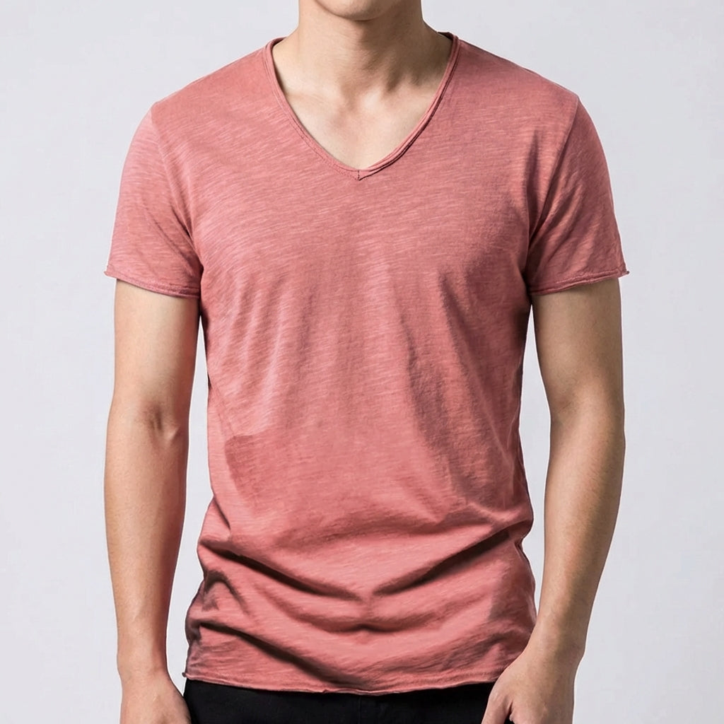 T-shirt uomo rosa antico con scollo a V profondo e superficie dall'aspetto vissuto