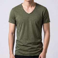 T-shirt uomo verde militare con scollo a V e maniche corte dai bordi grezzi