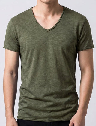T-shirt uomo verde militare con scollo a V e maniche corte dai bordi grezzi