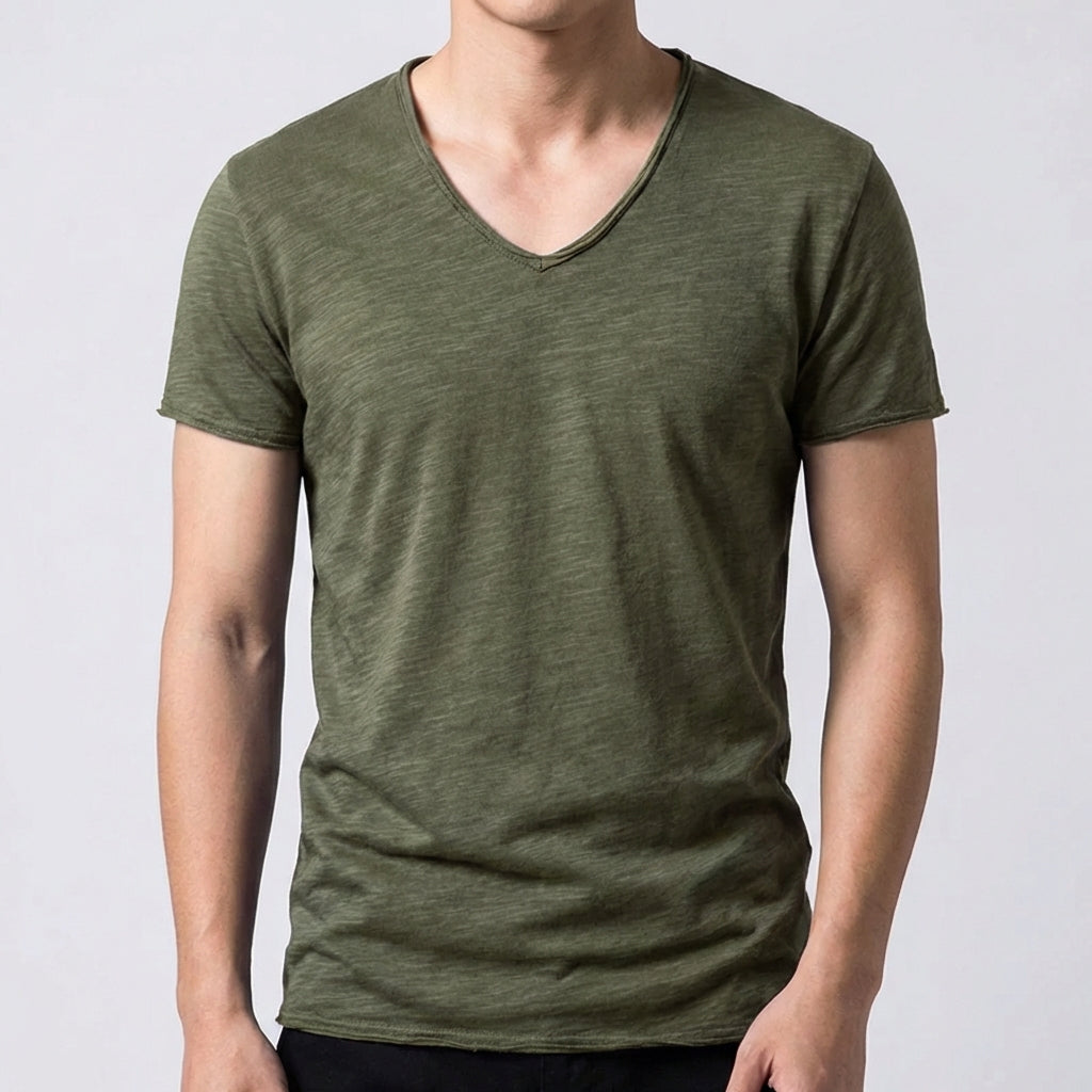 T-shirt uomo verde militare con scollo a V e maniche corte dai bordi grezzi