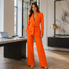 Tailleur donna arancione con blazer a collo a scialle e pantaloni a gamba larga