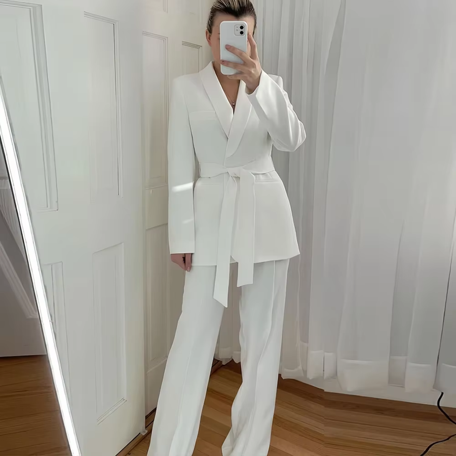 Tailleur donna bianco con blazer annodato in vita e pantaloni ampi, specchio