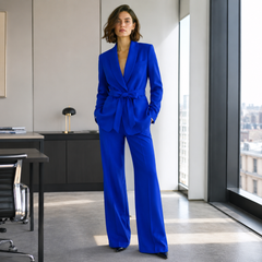 Tailleur donna blu acceso con cintura annodata e pantaloni ampi lunghi