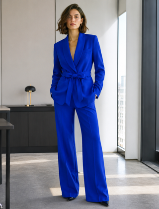 Tailleur donna blu acceso con cintura annodata e pantaloni ampi lunghi