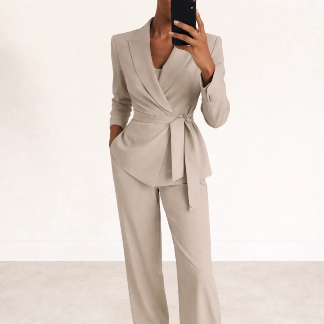 Tailleur donna beige con blazer incrociato a cintura e pantaloni a gamba larga