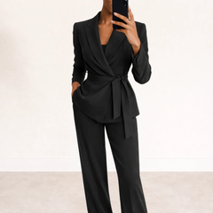 Tailleur donna nero con blazer annodato in vita e pantaloni larghi con piega