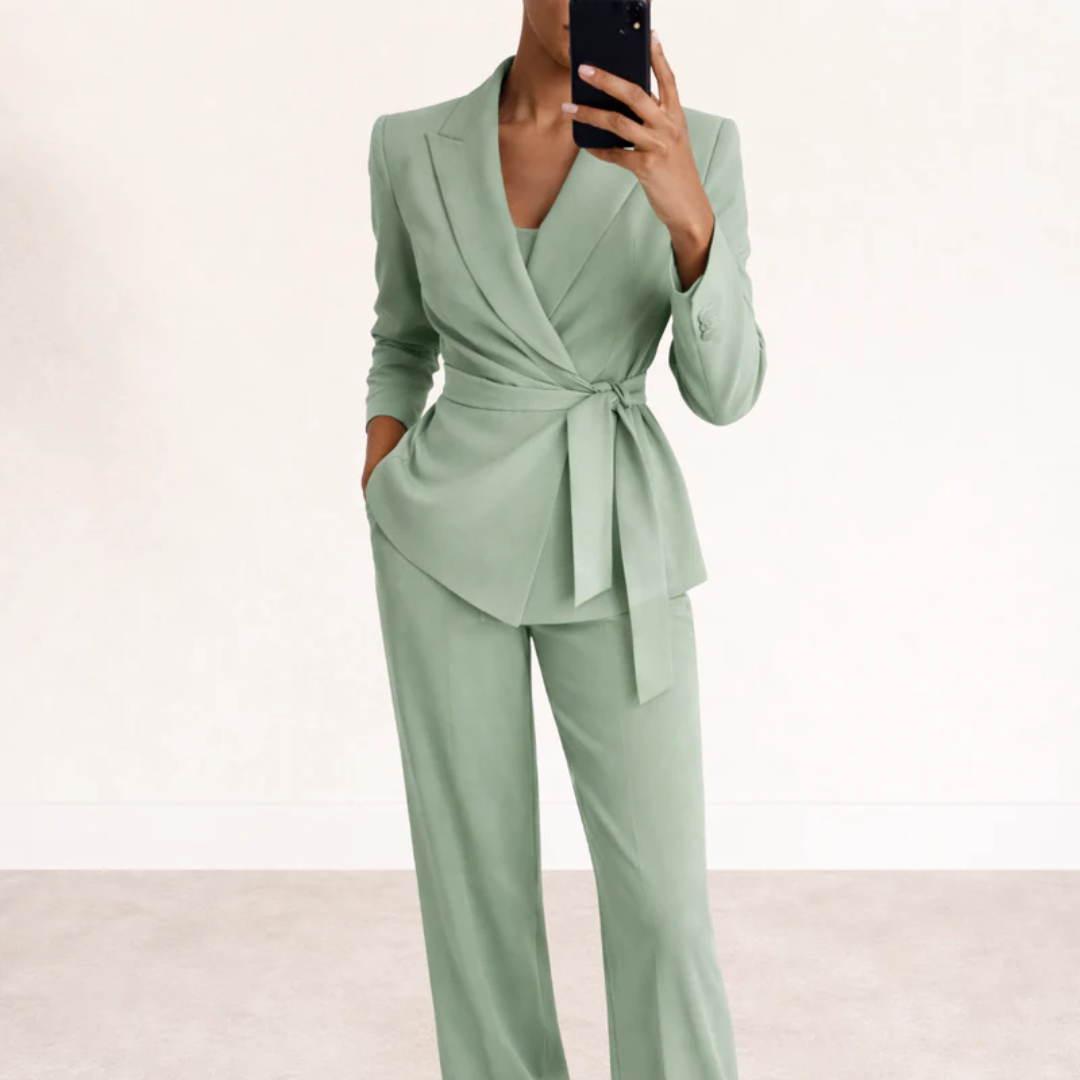 Tailleur donna verde salvia con blazer incrociato annodato in vita e pantaloni larghi