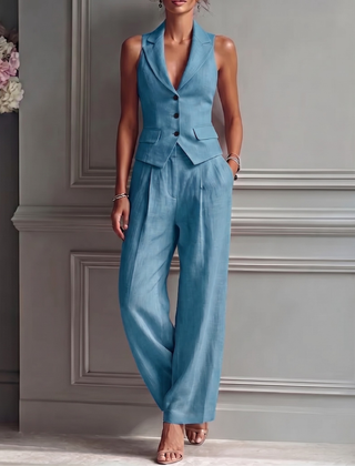 Tailleur donna blu con gilet smanicato scollato a V e pantalone fluido