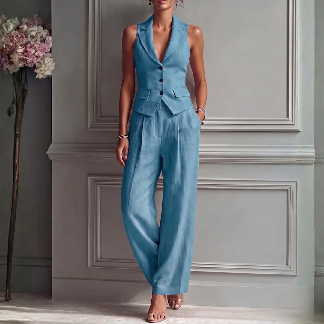 Tailleur donna blu con gilet smanicato scollato a V e pantalone fluido