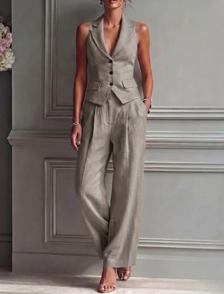 Completo grigio con gilet abbottonato e pantalone largo dalla caduta morbida