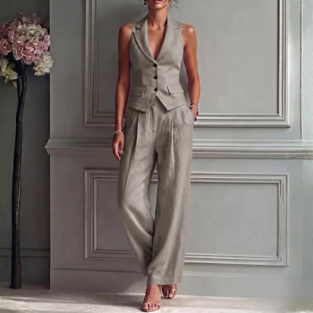 Completo grigio con gilet abbottonato e pantalone largo dalla caduta morbida