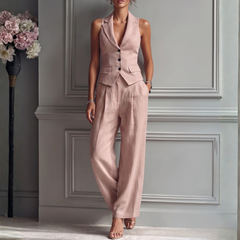 Tailleur donna rosa con gilet smanicato a tre bottoni e pantalone largo