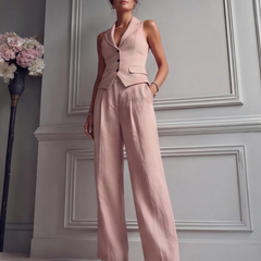 Completo rosa con revers a punta e pantalone a gamba ampia con pinces