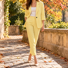 Tailleur donna giallo con revers a lancia, tasche a filetto e pantaloni con piega stirata