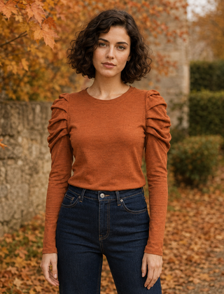 Top donna arancione a girocollo con maniche a sbuffo drappeggiate sulle spalle