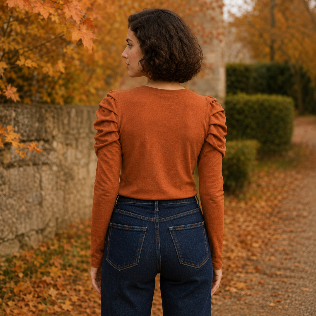 Retro del top arancione con spalle a sbuffo e orlo dritto