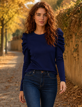 Top donna blu navy con maniche a sbuffo abbinato a pantaloni scuri