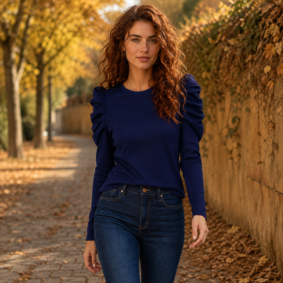 Top donna blu navy con maniche a sbuffo abbinato a pantaloni scuri