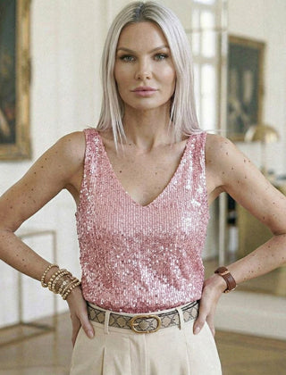 Top donna rosa con paillettes e scollo a V profondo, vista frontale con cintura