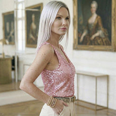 Dettaglio laterale del top rosa con paillettes e scollo a V morbido