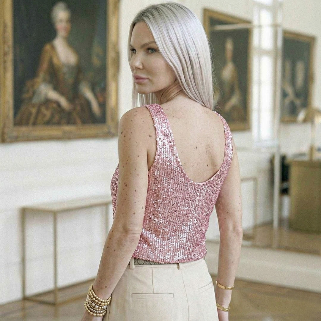 Retro del top rosa con paillettes brillanti e ampia scollatura sulla schiena