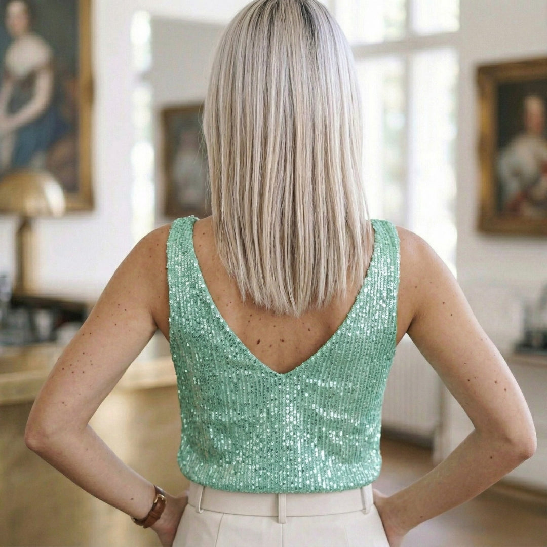 Retro del top verde chiaro con ampio scollo a V sulla schiena e paillettes