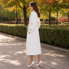 Retro del trench donna bianco lungo con sprone posteriore e cintura in vita