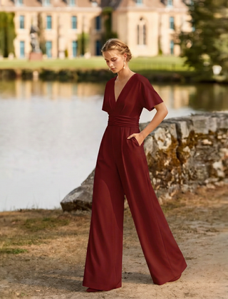 Tuta bordeaux elegante con fascia arricciata in vita e gamba larga lunga