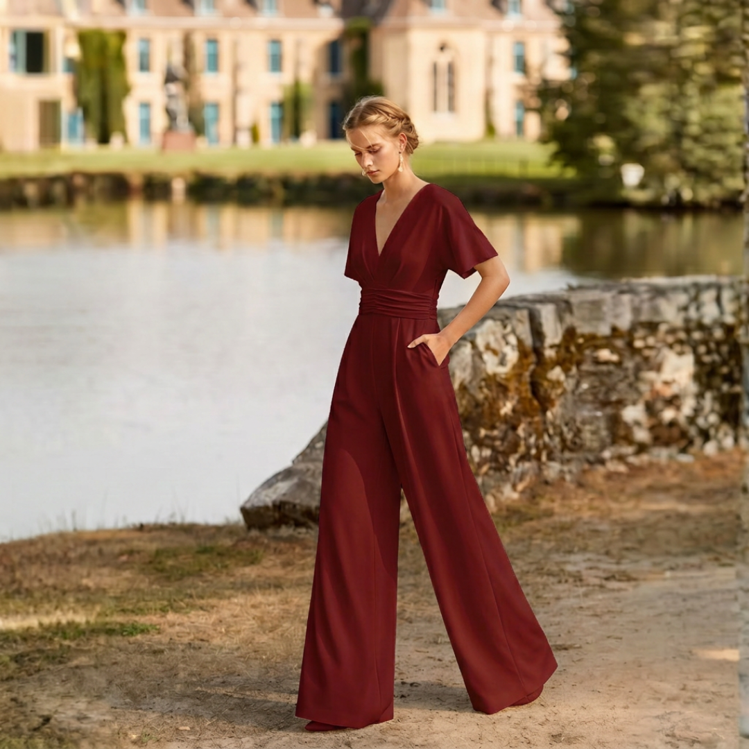 Tuta bordeaux elegante con fascia arricciata in vita e gamba larga lunga