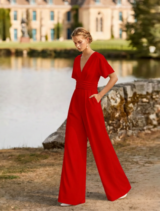 Tuta rossa lunga con vita drappeggiata e pantaloni ampi, look da cerimonia